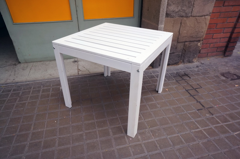 conjunto mesa 2sillas madera pintada blanco silla 40-99x80x63 (18eu.) mesa 61x70x70 (15eu.) 1u